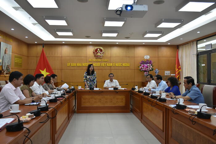 Thứ trưởng Lê Thị Thu Hằng phát biểu tại buổi làm việcphát biểu tại buổi làm việc
