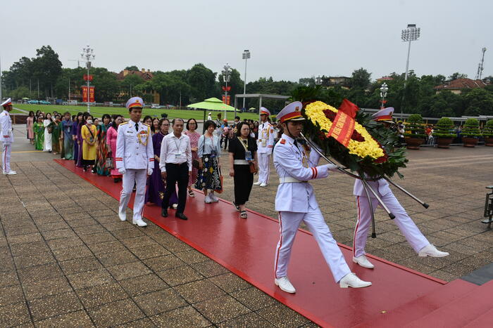 Đoàn vào Lăng viếng Bác