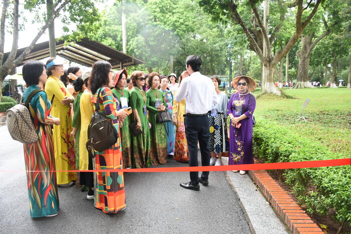 Các thầy cô nghe giới thiệu về Khu di tích Phủ Chủ tịch