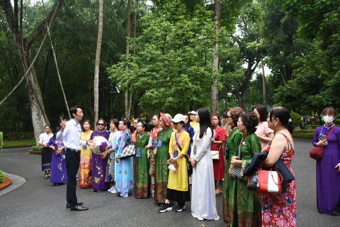 Các thầy cô nghe những câu chuyện cảm động về cuộc đời giản dị, thanh cao mà vĩ đại của vị Cha già dân tộc