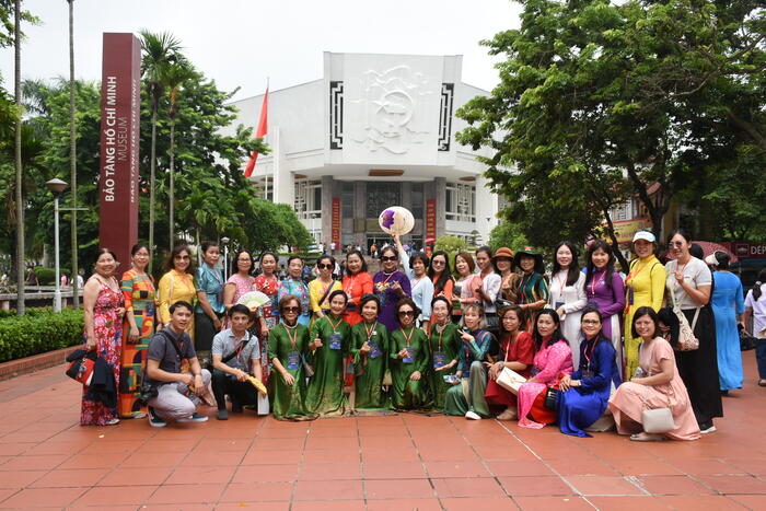 Các thầy cô giáo chụp ảnh lưu niệm trước Bảo tàng Hồ Chí Minh