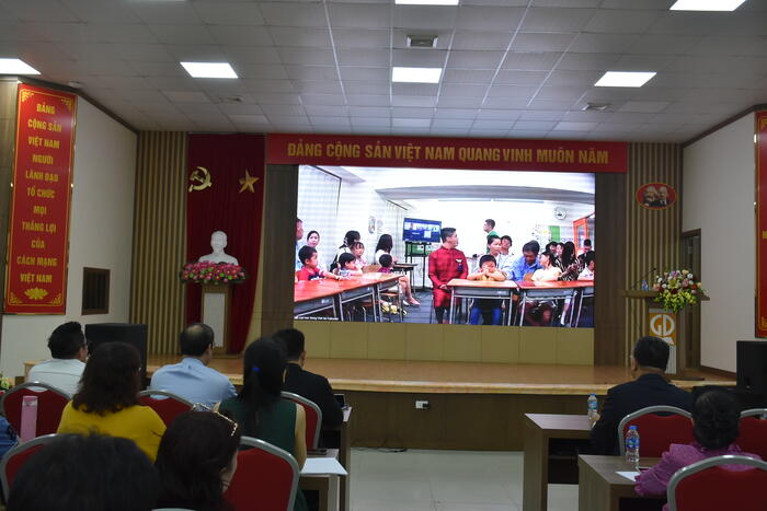 Các em học sinh và phụ hunh tại lớp học tiếng Việt  ở Fukuoka, Nhật Bản tại buổi ra mắt Tủ sách