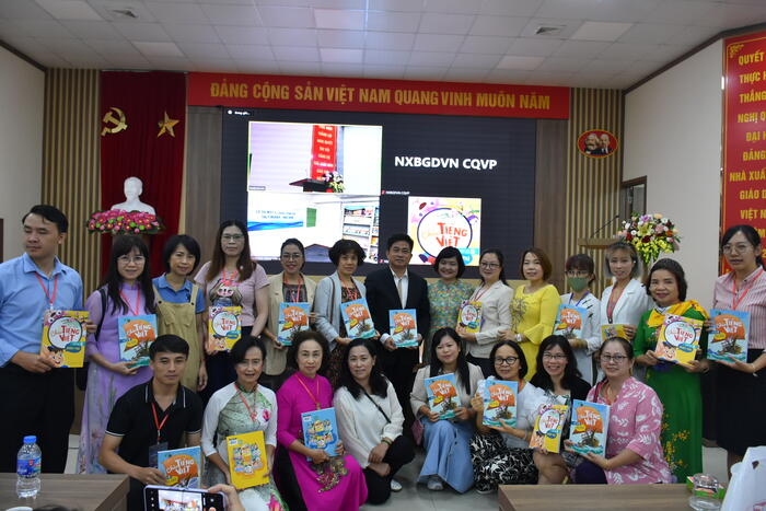 Các thầy cô giáo kiều bào chụp ảnh lưu niệm cùng Tiến sĩ Nguyễn Thụy Anh – tác giả cuốn sách Chào tiếng Việt