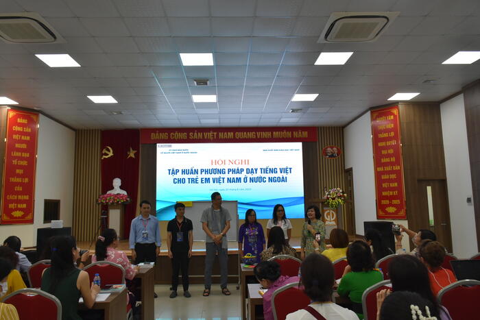 Tiến sĩ Nguyễn Thuỵ Anh chia sẻ về phương pháp dạy tiếng Việt cho trẻ em VNONN