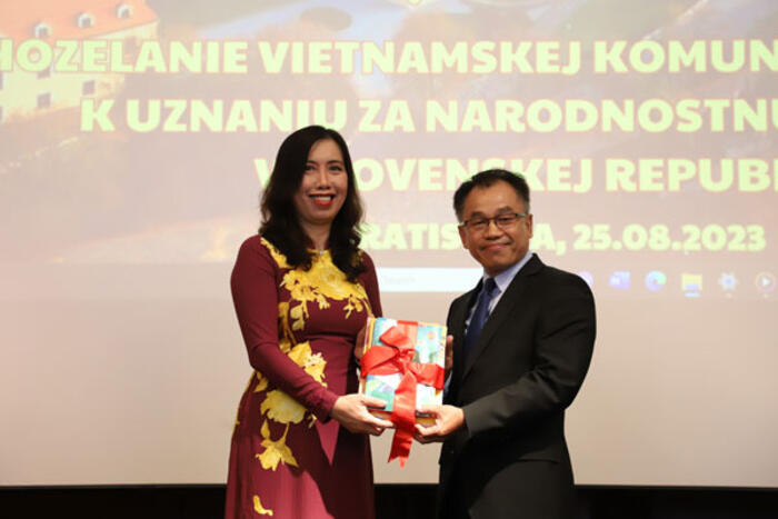 Thứ trưởng Lê Thị Thu Hằng tặng bộ sách tiếng Việt cho ông Võ Phương, Chủ tịch Hội người Việt tại Slovakia