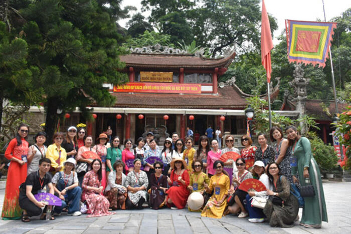 Đoàn chụp ảnh lưu niệm tại Đền thờ Quốc Mẫu Tây Thiên