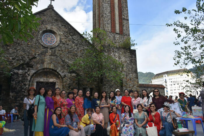 Đoàn chụp ảnh lưu niệm tại Nhà thờ cổ ở Tam Đảo
