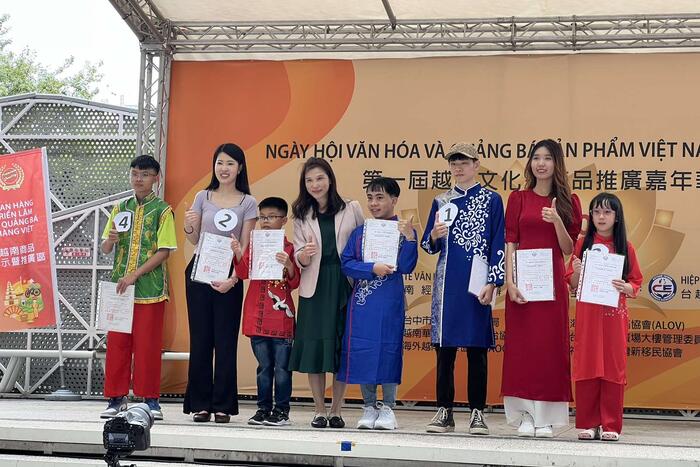 Các thí sinh cuộc thi tiếng Việt lên nhận giải thưởng