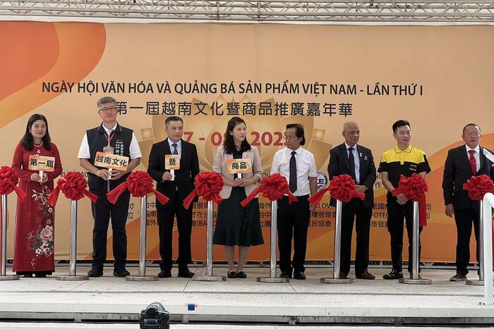 Các đại biểu cắt băng khai trương gian hàng giới thiệu sản phẩm VN tại Đài Loan (Trung Quốc)