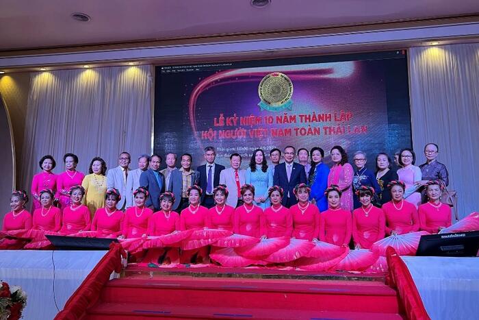 Thứ trưởng Lê Thị Thu Hằng chụp ảnh lưu niệm cùng bà con kiều bào tại Lễ kỷ niệm 10 năm thành lập Hội người Việt Nam toàn Thái Lan