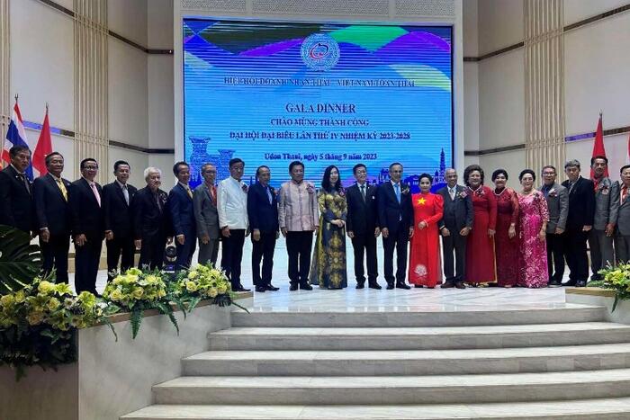Thứ trưởng Lê Thị Thu Hằng chụp ảnh lưu niệm tại Gala dinner chào mừng Đại hội lần thứ 4 nhiệm kỳ 2023-2028  của Hiệp hội doanh nhân Thái-Việt toàn Thái Lan