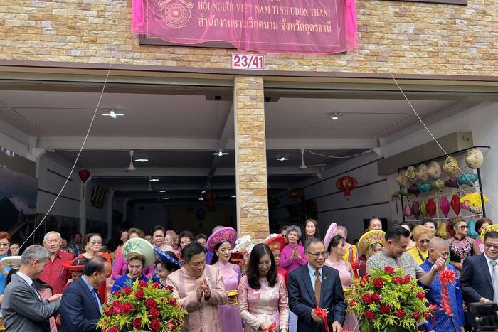Thứ trưởng Lê Thị Thu Hằng, Tỉnh trưởng tỉnh Udon Thani, Đại sứ Phan Chí Thành  và các đại biểu cắt băng khánh thành trụ sở Hội người Việt tỉnh Udon Thani.
