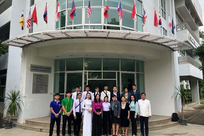 Thứ trưởng Lê Thị Thu Hằng và Đoàn công tác chụp ảnh cùng Hiệu trưởng trường Đại học Rajabaht  và đại diện sinh viên Việt Nam theo học tại trường.