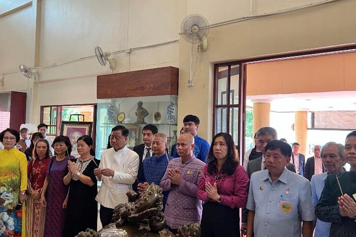Thứ trưởng Lê Thị Thu Hằng và Đoàn công tác dâng hương  tại Khu di tích Chủ tịch Hồ Chí Minh tại bản Nọng Ổn, tỉnh Udon Thani