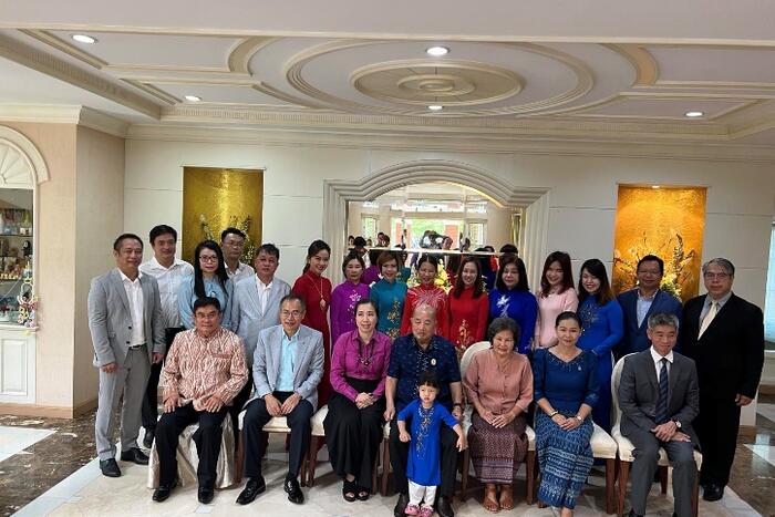 Thứ trưởng Lê Thị Thu Hằng và Đoàn công tác chụp ảnh lưu niệm cùng gia đình bác Cao Văn San