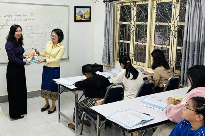 Thứ trưởng Lê Thị Thu Hằng thăm Lớp dạy tiếng Việt tại Chùa Phật Tích.