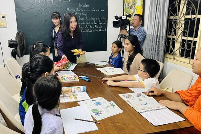 Thứ trưởng Lê Thị Thu Hằng thăm Lớp dạy tiếng Việt tại Chùa Phật Tích.