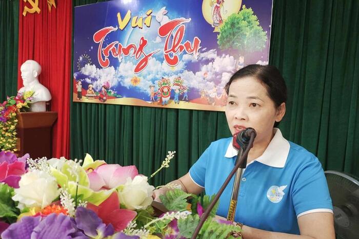 Bà Đinh Thị Hân- Chủ tịch Hội Liên hiệp Phụ nữ huyện Thanh Chương cũng bày tỏ sự tri ân tới tấm lòng của các thành viên Diễn đàn đối với những cảnh đời khó khăn ở địa phương.