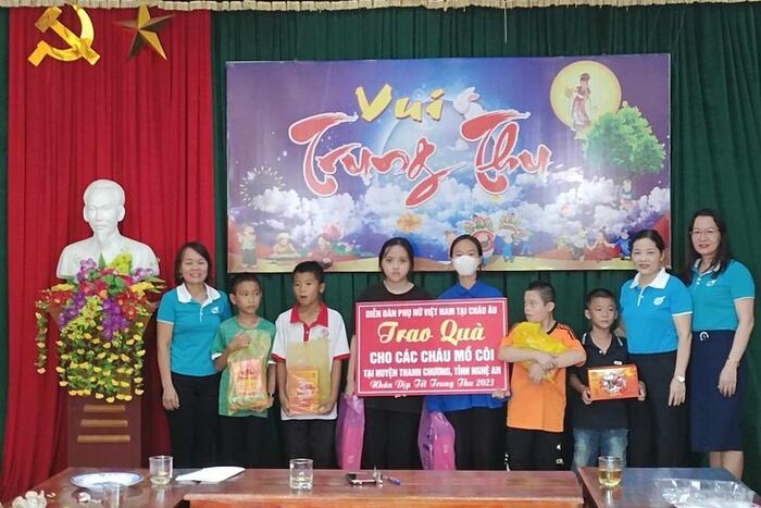 Diễn đàn Phụ nữ Việt Nam tại châu Âu trao quà cho trẻ mồ côi nhân dịp Tết Trung Thu 2023