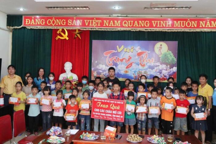 Chủ tịch Mặt trận Tổ quốc huyện Thanh Chương thay mặt Diễn đàn Phụ nữ Việt nam tại Châu Âu trao quà cho các cháu.