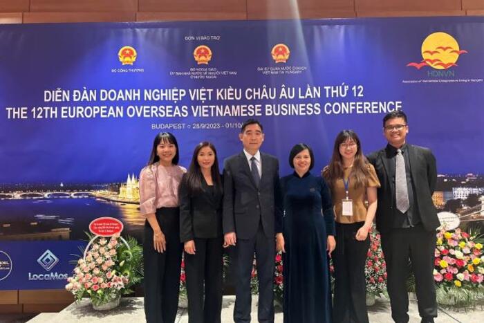 Đại sứ Nguyễn Bích Thảo cùng Đoàn công tác của Ủy ban Nhà nước về NVNONN tại Diễn đàn Doanh nghiệp Việt kiều tại châu Âu lần thứ 12.