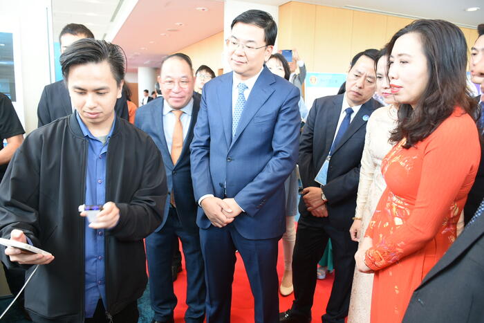 Các đại biểu thăm các gian hàng doanh nghiệp Việt Nam, Nhật Bản trưng bày tại Diễn đàn.