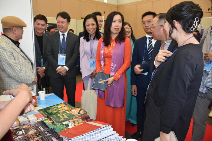 Thứ trưởng Lê Thị Thu Hằng tham quan gian hàng của doanh nhân người Việt tại Nhật Bản.