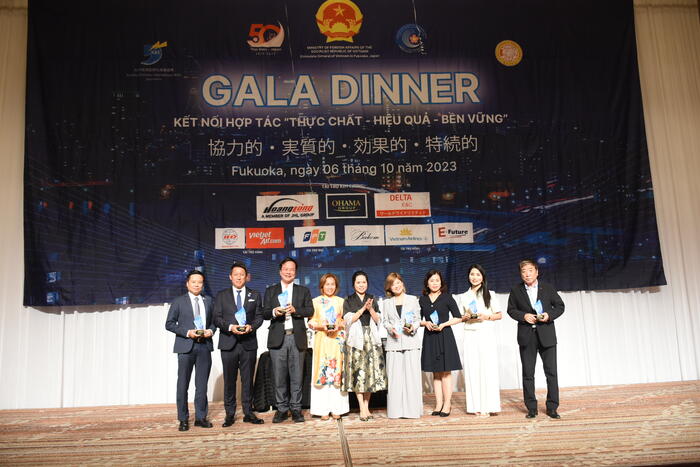 Trao giải cho các thành viên tham dự Giải golf tại chương trình Gala Dinner