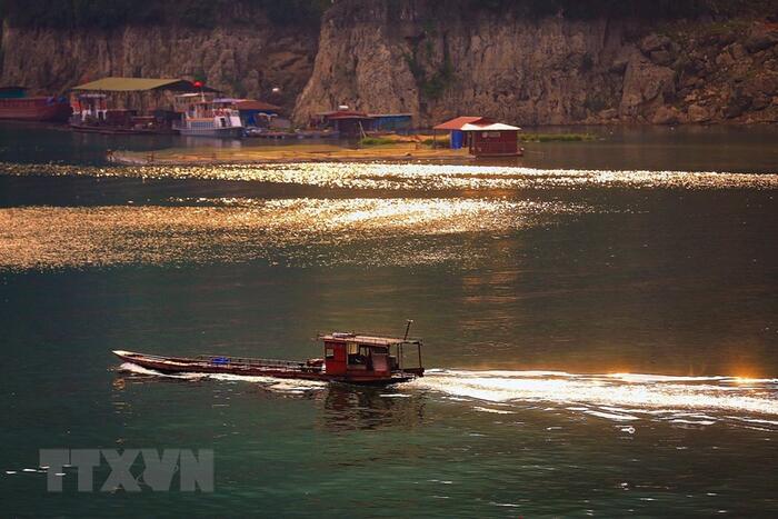 Khung cảnh bình yên trong buổi chiều Thu nắng vàng lấp lánh trên mặt hồ Hòa Bình. (Ảnh: Trọng Đạt/TTXVN)