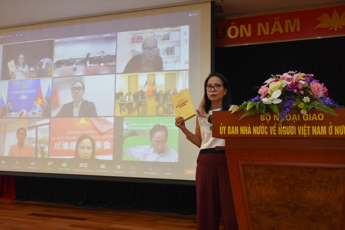 Bà Ngô Bích Ngọc- Chủ tịch Hội người Việt Nam tại Hà Lan phát biểu chia sẻ tại Hội nghị