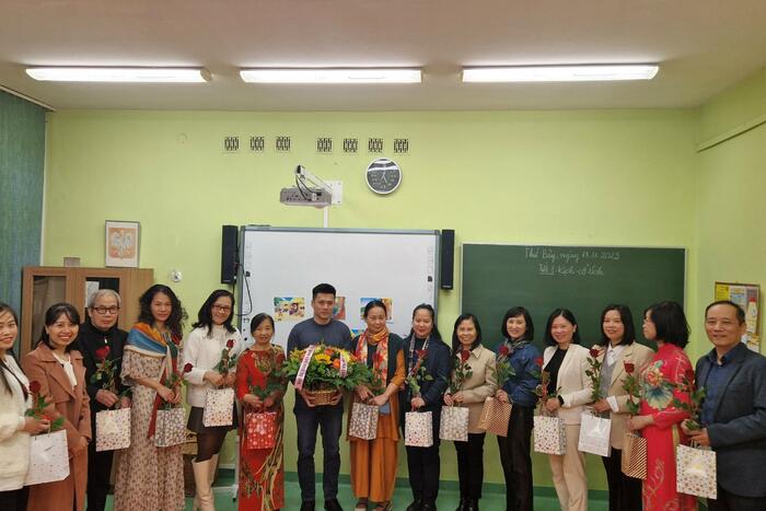 Đại diện ĐSQVN tại Ba Lan tặng hoa Ban Giám hiệu và các thầy cô giáo Trường Tiếng Việt Lạc Long Quân