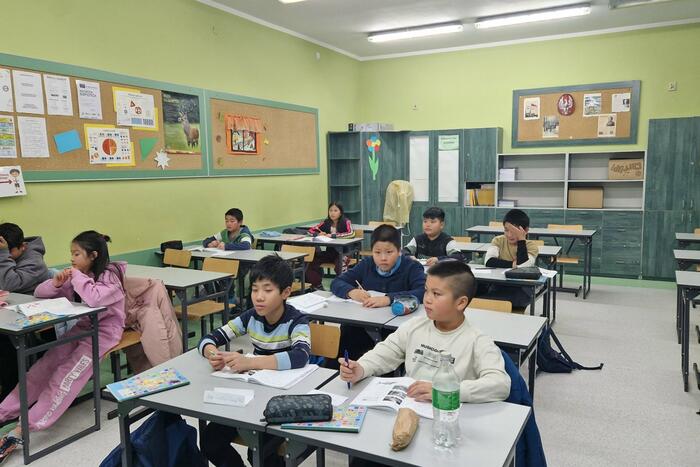 Giờ học tiếng Việt của các em học sinh Trường Tiếng Việt Lạc Long Quân