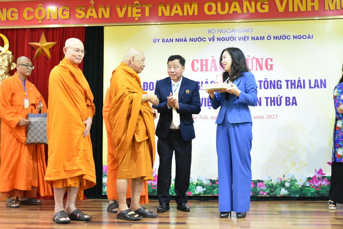 Hòa thượng Somdet Phra Mahathirachan tặng quà lưu niệm cho Thứ trưởng Lê Thị Thu Hằng