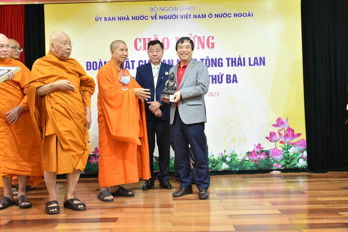 Thích Quốc San (Kitsamer Phra Dechathorn), Trưởng đoàn đại biểu phái An Nam tông Thái Lan tặng quà lưu niệm cho đại diện Công ty Cổ phần Hàng không Vietjet- đơn vị tài trợ vé máy bay dành cho Đoàn