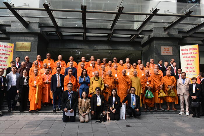Thứ trưởng Lê Thị Thu Hằng và Hòa thượng Thích Gia Quang chụp ảnh lưu niệm cùng Đoàn đại biểu Phật giáo An Nam tông tại trụ sở Ủy ban Nhà nước về NVNONN