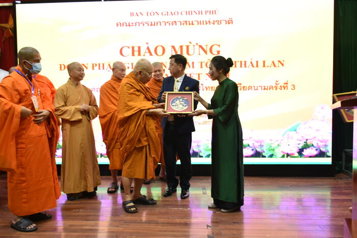 Bà Nga tặng quà lưu niệm cho Hoà thượng Somdet Phra Mahathirachan