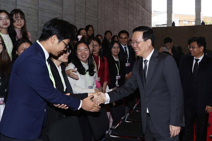 Chủ tịch nước bày tỏ vui mừng trước những thành tích xuất sắc trong học tập, nghiên cứu của các sinh viên Việt Nam tại Đại học Kyushu. Ảnh: Thống Nhất/TTXVN