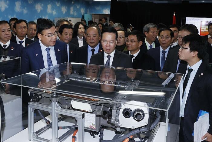 Tại Đại học Kyushu, Chủ tịch nước Võ Văn Thưởng đã tham quan Trung tâm Nghiên cứu và Phát triển công nghệ pin nhiên liệu Hydrogen. Ảnh: Thống Nhất/TTXVN