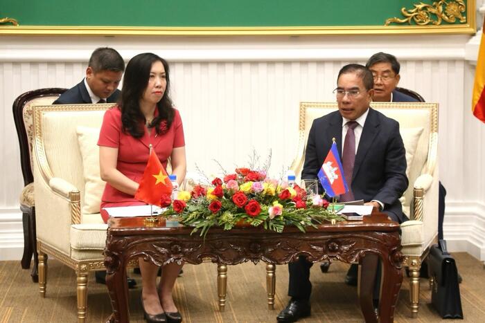 Thứ trưởng Lê Thị Thu Hằng làm việc với ngài Kiet Channarith, Quốc vụ khanh Bộ Nội vụ Campuchia