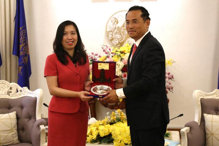 Ngài Nuon Pharat, Phó Đô trưởng Thủ đô Phnom Penh tặng quà lưu niệm cho Thứ trưởng Lê Thị Thu Hằng