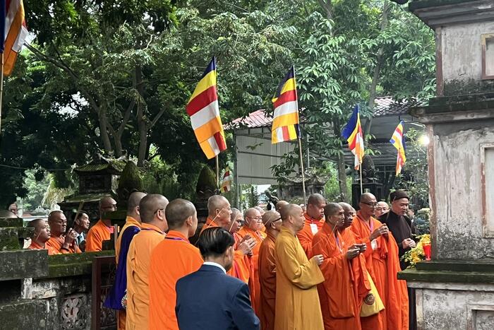 Đoàn dâng hương tại Bảo tháp nơi lưu giữ nhục thân Hòa thượng Bình Lương tại Chùa Quảng Bá