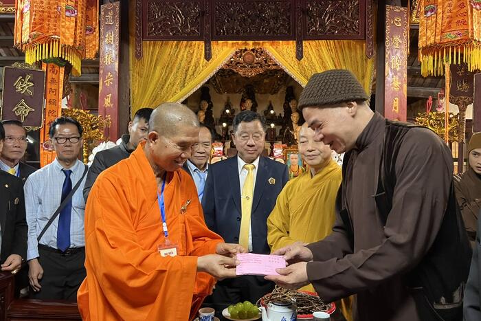 Đoàn Phật giáo An Nam tông và Phật tử kiều bào tại Thái Lan quyên góp hỗ trợ Chùa Quảng Bá tu sửa trong thời gian tới
