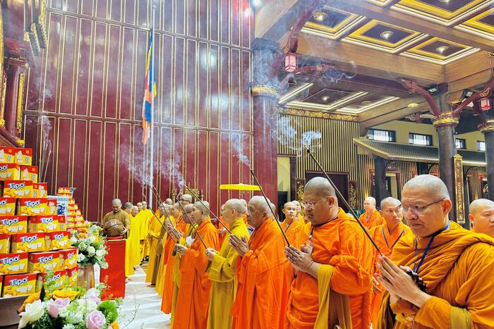 Đoàn dâng hương tưởng niệm hướng về ngày Đại lễ 715 năm Phật hoàng Trần Nhân Tông nhập niết bàn