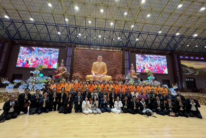 Đoàn chụp ảnh lưu niệm tại Chùa Ba Vàng