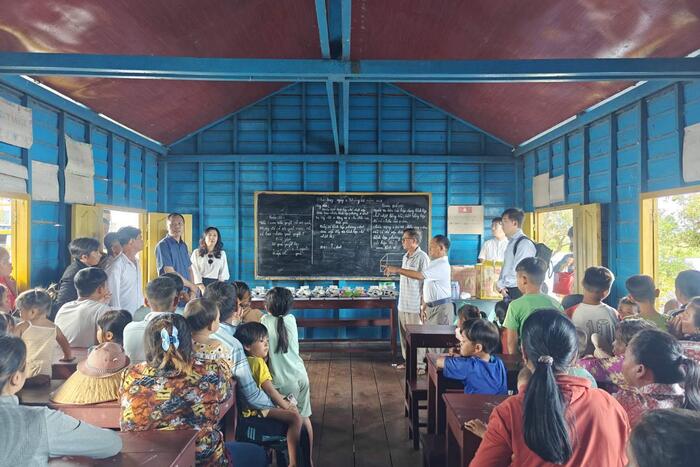 Thứ trưởng Lê Thị Thu Hằng và Đoàn công tác thăm lớp học trên Biển Hồ tại làng nổi Kbal Tao, tỉnh Battambang