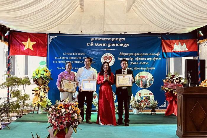 Thứ trưởng Lê Thị Thu Hằng trao tặng Giấy khen của Chủ nhiệm Ủy ban Nhà nước về NVNONN cho các cá nhân, tập thể có thành tích tại  Lễ kỷ niệm