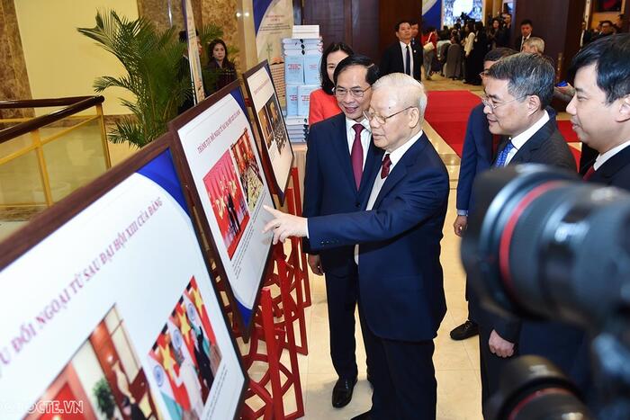 Tổng Bí thư Nguyễn Phú Trọng tham quan triển lãm ảnh về các hoạt động đối ngoại. Ảnh: Tuấn Anh