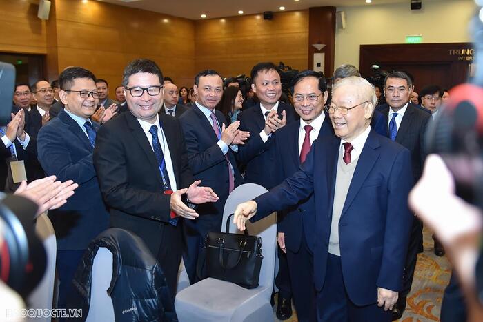 Các Đại sứ, Trưởng cơ quan đại diện Việt Nam ở nước ngoài chào đón Tổng Bí thư Nguyễn Phú Trọng đến dự Hội nghị Ngoại giao 32. Ảnh: Tuấn Anh