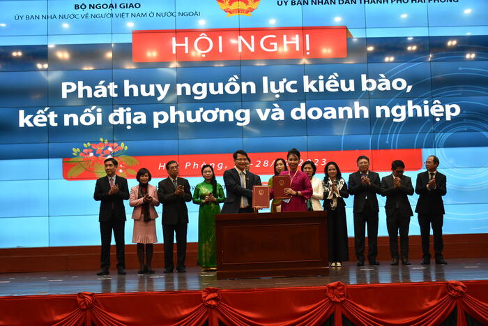 Các doanh nghiệp, hiệp hội của Việt Nam, người Việt Nam ở nước ngoài đã tiến hành Ký kết Bản nghi nhớ hợp tác trong các lĩnh vực