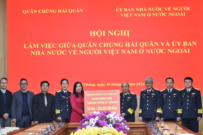Thứ trưởng Chủ nhiệm Lê Thị Thu Hằng đã trao 1,55 tỷ đồng kiều bào đóng góp ủng hộ chương trình “Xanh hóa Trường Sa”